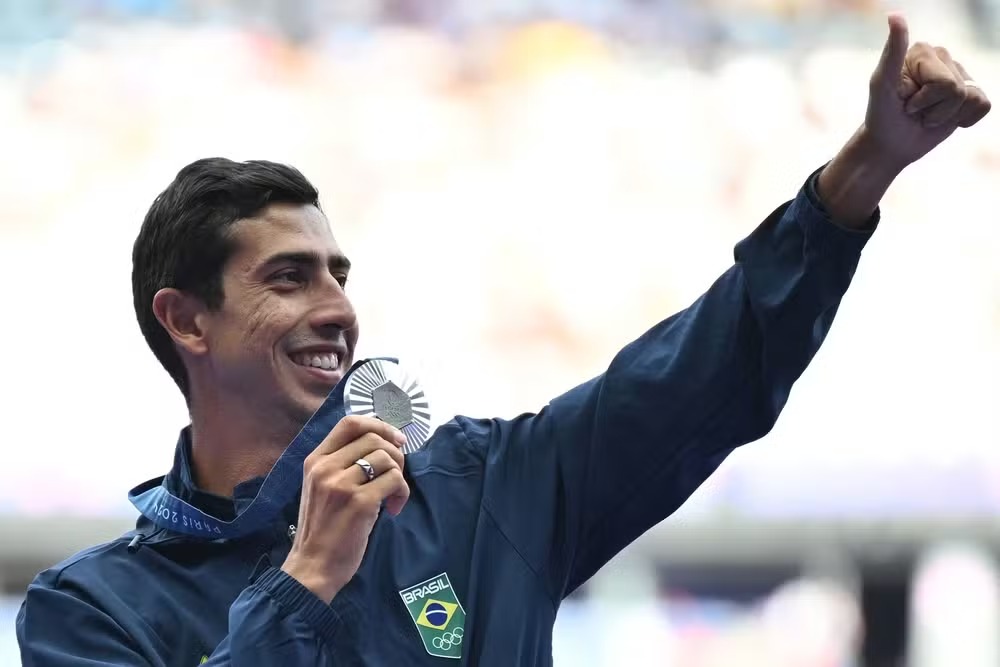 Caio Bonfim com a sua medalha de prata nas Olimpíadas de Paris 