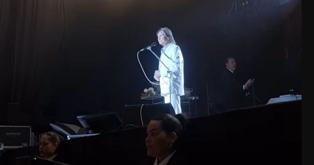 Rei Roberto Carlos prestou homenagem ao apresentador Silvio Santos durante uma apresentação em Chapecó, Santa Catarina