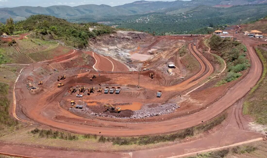 300 pessoas foram tiradas às pressas de suas casas em Nova Lima, Minas Gerais,  após ser constatado o risco de rompimento da barragem B3/B4 da Mina de Mar Azul, da Vale