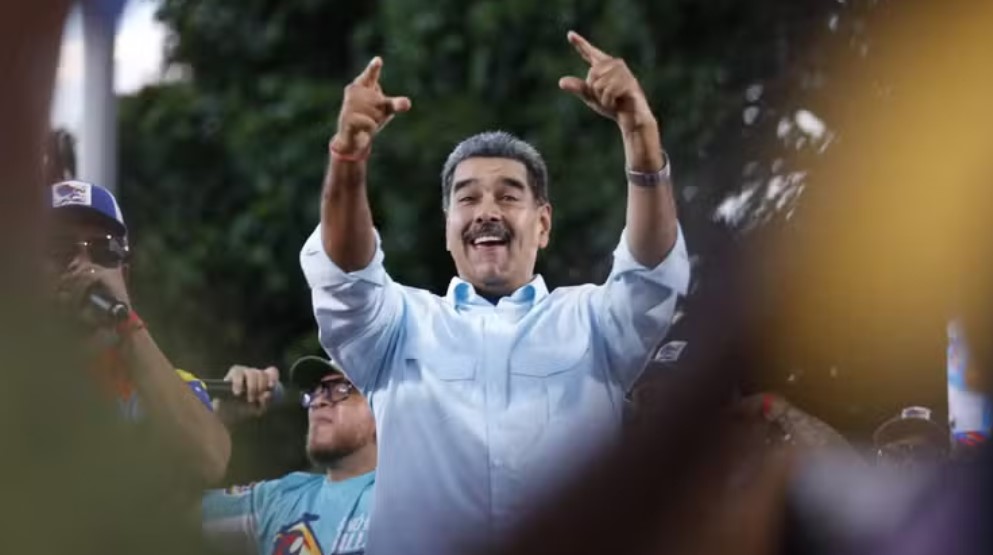 Presidente venezuelano, Nicolás Maduro, gesticula durante um comício para defender a alegada vitória nas eleições presidenciais em Caracas em 17 de agosto de 2024 