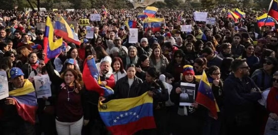 Venezuelanos participam de protesto em Buenos Aires, na Argentina 