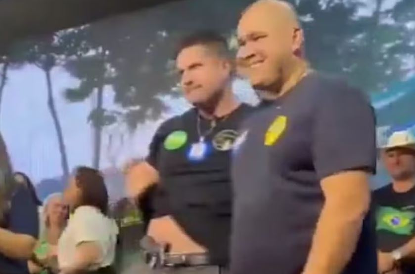 Candidato a vereador do PL mostra arma ao lado em convenção partidária em Cuiabá 