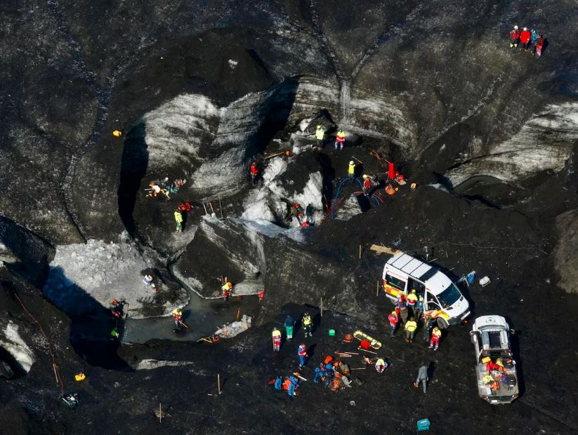 Equipes de resgate retomaram as buscas por dois desaparecidos no desabamento de uma caverna de gelo na Islândia