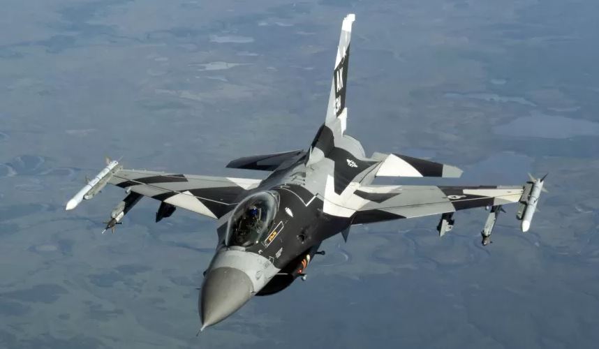 O caça F-16 no ar