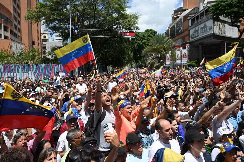 Manifestantes de oposição na Venezuela participam de ato contra os resultados oficiais apresentados pelo Conselho Nacional Eleitoral, em Caracas