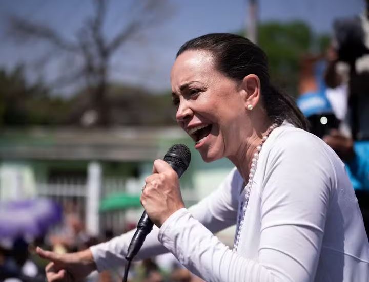 Líder de oposição venezuelana, María Corina Machado, durante discurso no estado de Carabobo 