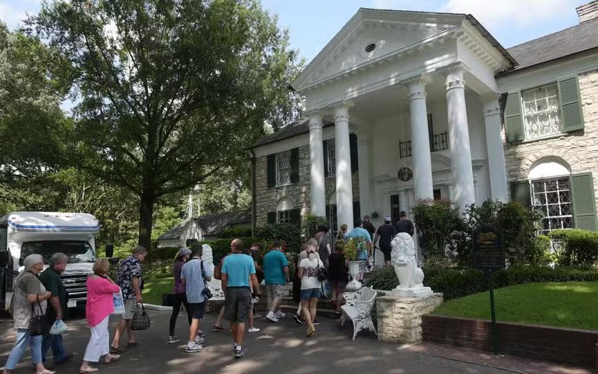 Turistas fazem fila para conhecer Graceland, a famosa casa de Elvis Presley em Memphis, Tennessee 