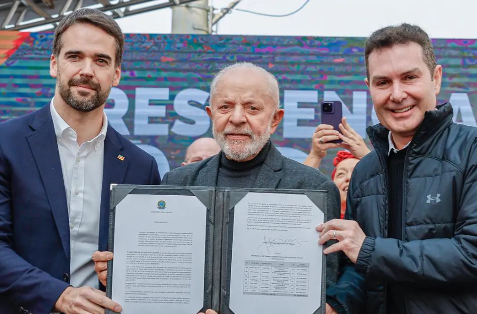 Governador do Rio Grande do Sul, Eduardo Leite, e o presidente Luiz Inácio Lula da Silva na inauguração do Centro de Oncologia e Hematologia do Grupo Hospitalar Conceição, em Porto Alegre