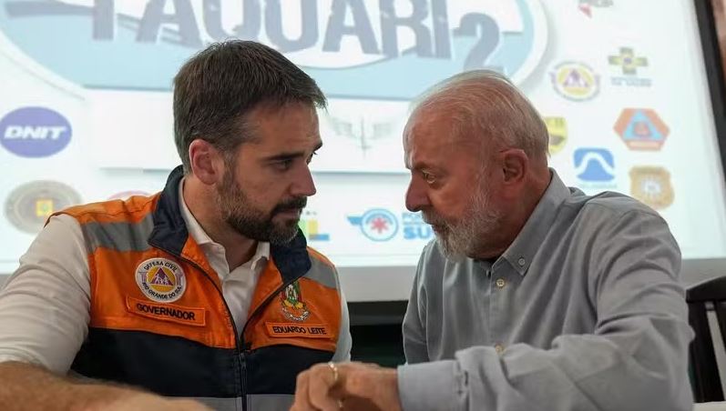 Eduardo Leite (PSDB) e Lula (PT) durante coletiva de imprensa sobre chuvas no RS 