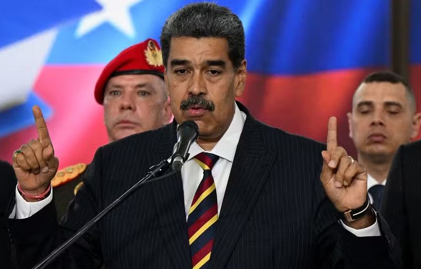 O presidente da Venezuela, Nicolás Maduro, discursa para a mídia ao lado após comparecer perante o Tribunal Supremo de Justiça (TSJ)