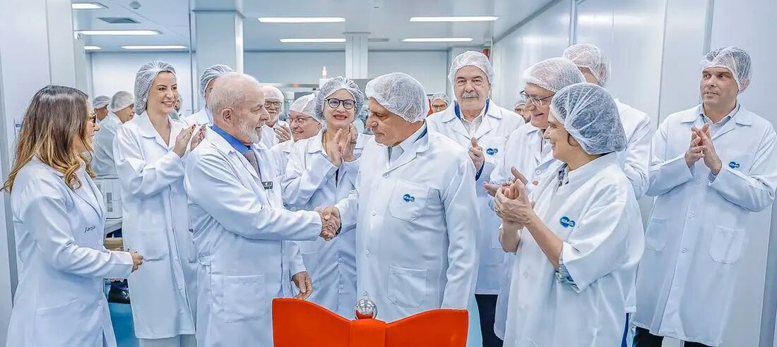 Presidente Luiz Inácio Lula da Silva e a ministra da Saúde, Nísia Trindade, estiveram presentes na inauguração da fábrica, em São Paulo, que vai produzir medicamentos para diabetes e obesidade