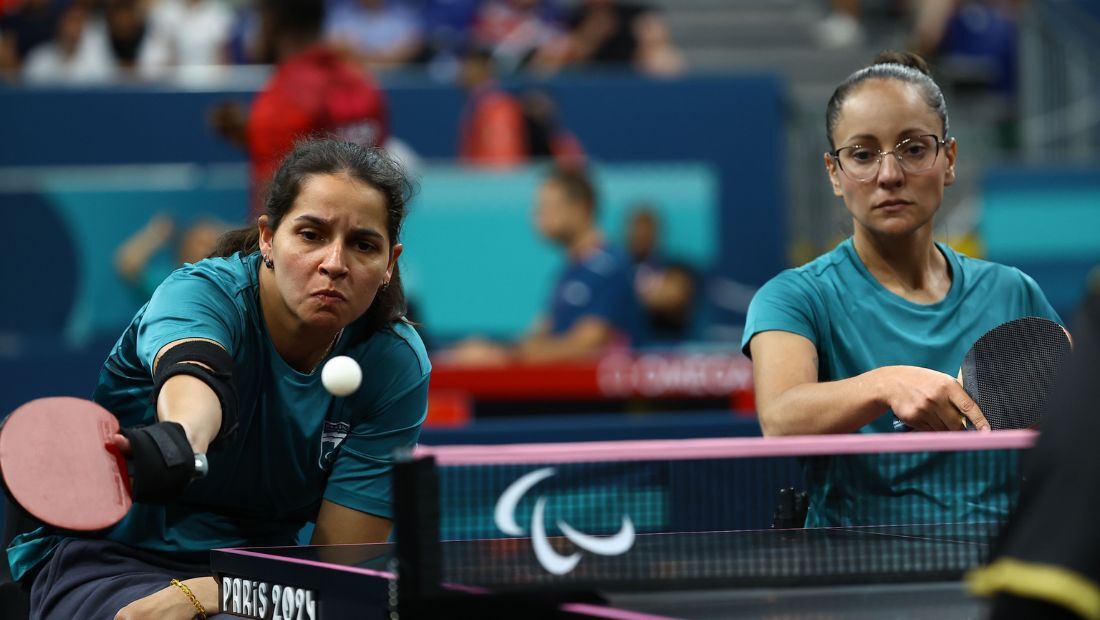 Cátia Oliveira e Joyce Oliveira garante medalha para o Brasil nas duplas do tênis de mesa