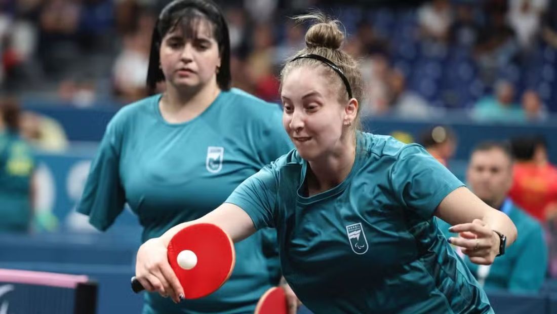 Bruna Alexandre, ao fundo, e Danielle Rauen, à frente