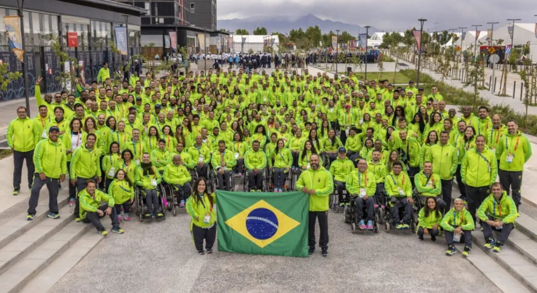 Delegação brasileira posa para foto em Santiago 