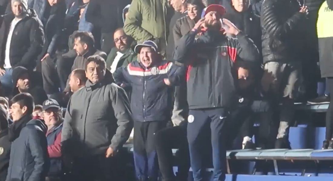 Torcedores do San Lorenzo fazem gestos racistas a torcedores do Atlético-MG