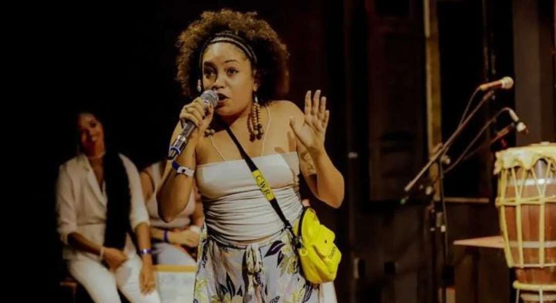 Amanda Timóteo é uma das poetas do Slam das Minas