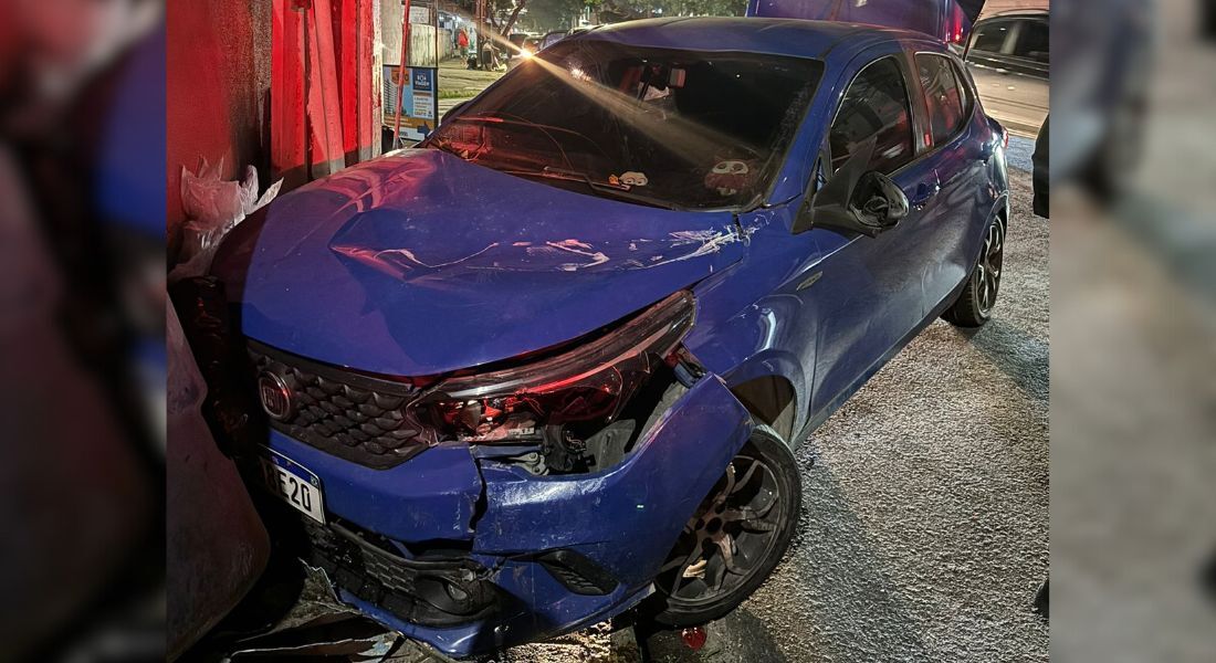 Suspeitos tentaram fugir, mas perderam o controle do carro na avenida Antônio Falcão