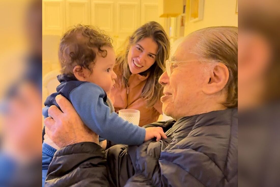 Silvio Santos brincando com Benjamin, filho do jogador Alexandre Pato com Rebeca Abravanel