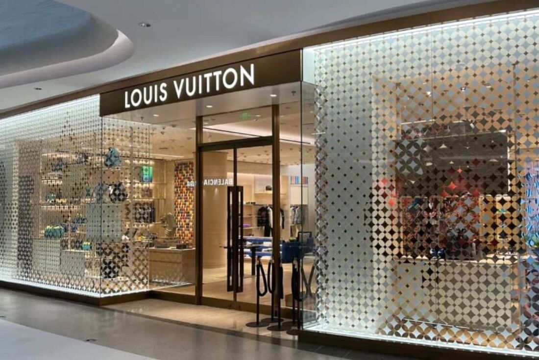 Mulher chinesa se vinga de loja da grife Louis Vuitton, na cidade de Chongqing, no sudoeste da China