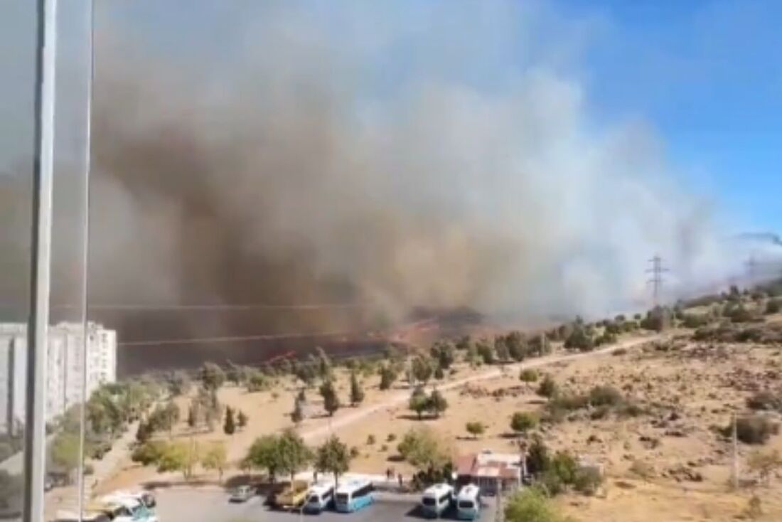 Intenso incêndio florestal em Karşıyaka, na província de Izmir, na Turquia 