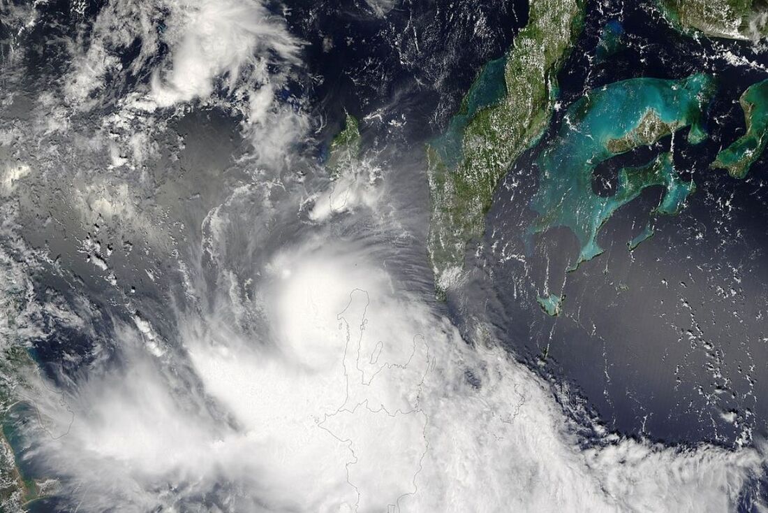 Ondas geradas pelo Ernesto estavam afetando partes das Bahamas, Bermudas, Costa Leste dos EUA, bem como a costa atlântica canadense