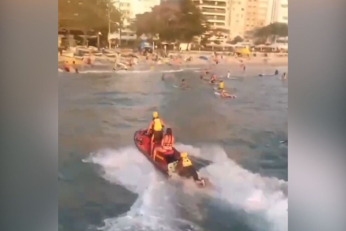 Motos-aquáticas foram empenhadas no salvamento das vítimas que caíram no mar ou que não conseguiam retornar para a orla