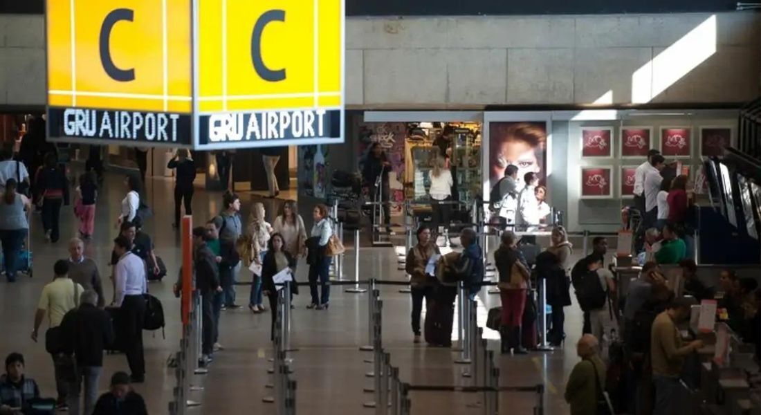 Aeroporto de Guarulhos, em São Paulo, teve voos cancelados e outros suspensos neste sábado (31)