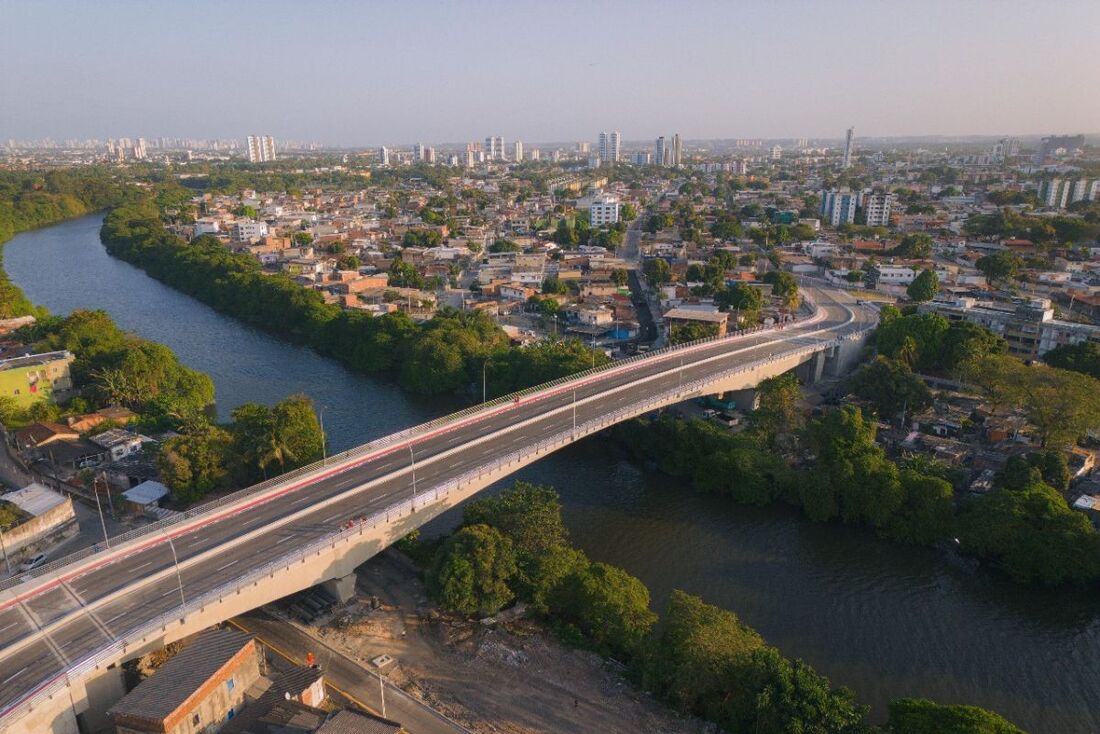 Ponte Engenheiro Jaime Gusmão liga bairros da Iputinga e do Monteiro, cruzando o Rio Capibaribe