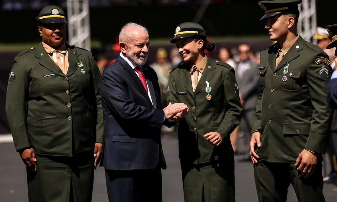 Em cerimônia alusiva ao Dia do Soldado, nesta quinta-feira (22), em Brasília, Lula condecorou a judoca Beatriz Souza, e entregou a homenagem ao judoca Guilherme Schimidt e à jogadora de vôlei de quadra Natália Araújo