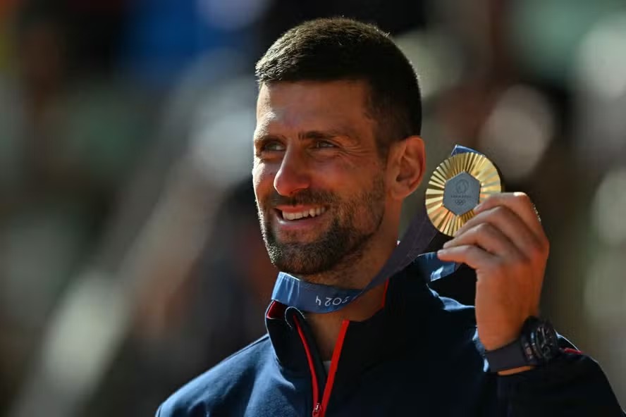 Novak Djokovic conquistou a medalha de ouro pela primeira vez em Paris-2024 