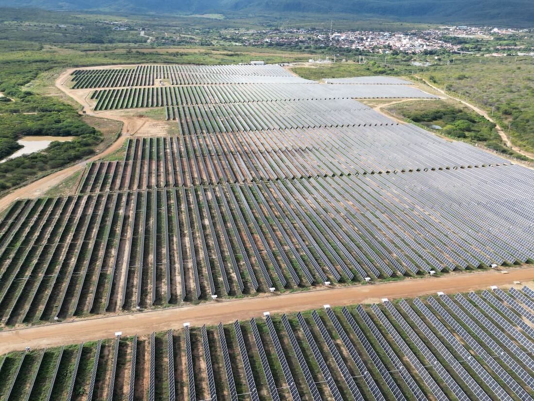 Complexo Solar São Pedro e Paulo, em Flores, Pernambuco, gera energia suficiente para abastecer o Sertão do Pajeú