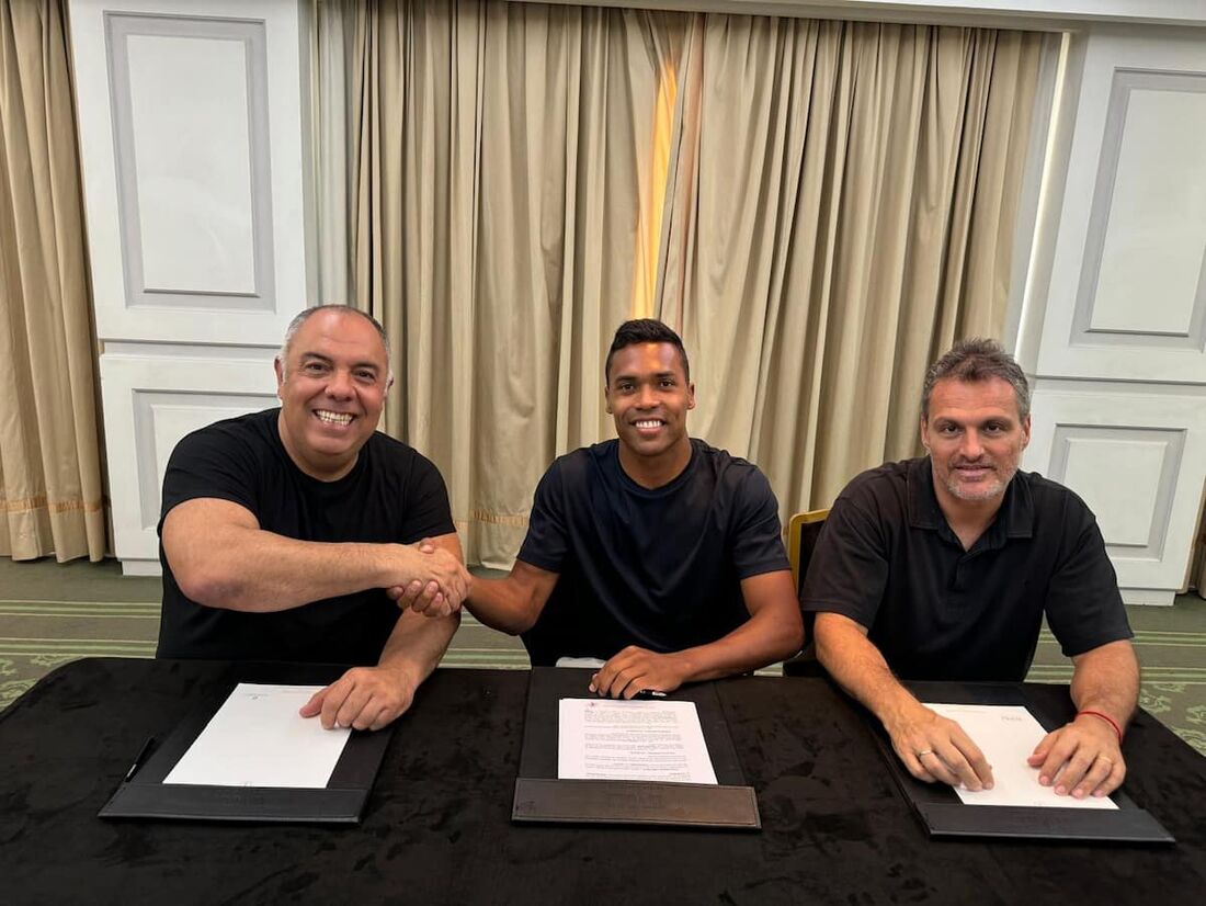 Alex Sandro assinou contrato com o Flamengo