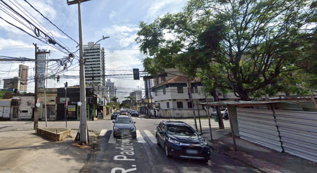 Trecho da rua Padre Anchieta no cruzamento com a Real da Torre foi interditado