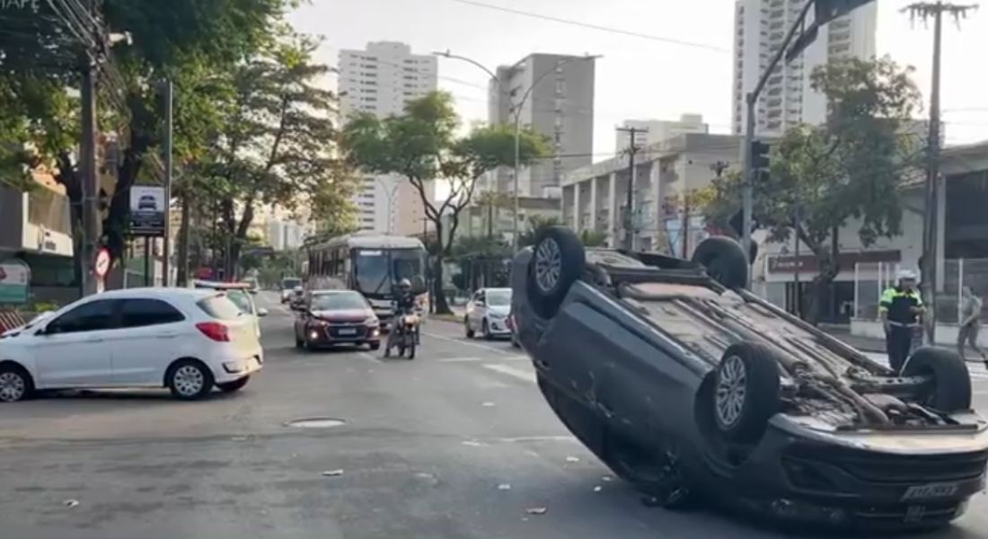 Carros bateram e um deles capotou, em Boa Viagem