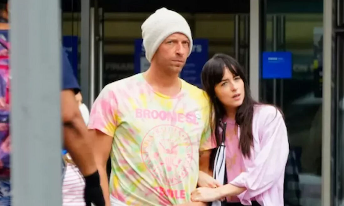 A assessoria de Dakota Johnson negou rumores de que a atriz estaria se separando de Chris Martin, vocalista da banda Coldplay