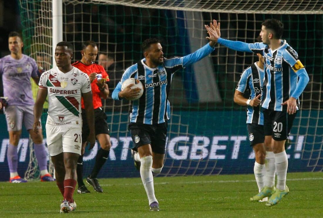 Reinaldo marcou os gols do Grêmio sobre o Fluminense