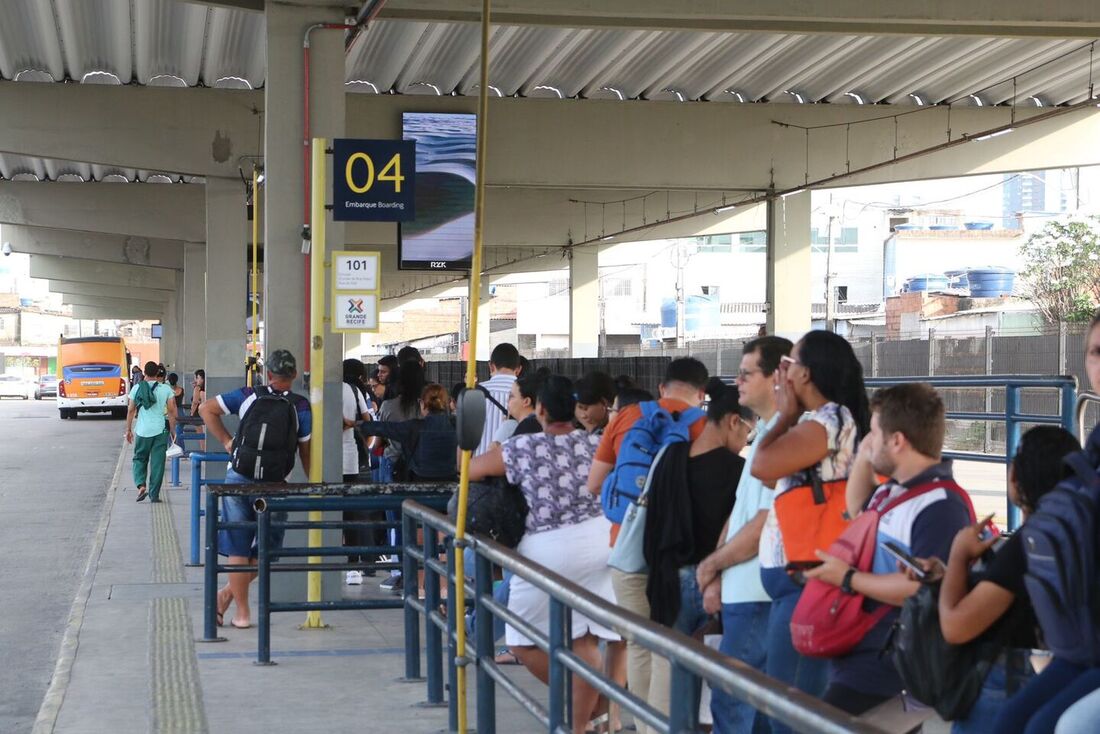 Movimentação intensa de passageiros no TI Joana Bezerra no primeiro dia da greve dos rodoviários Arthur Mota/Folha de Pernambuco