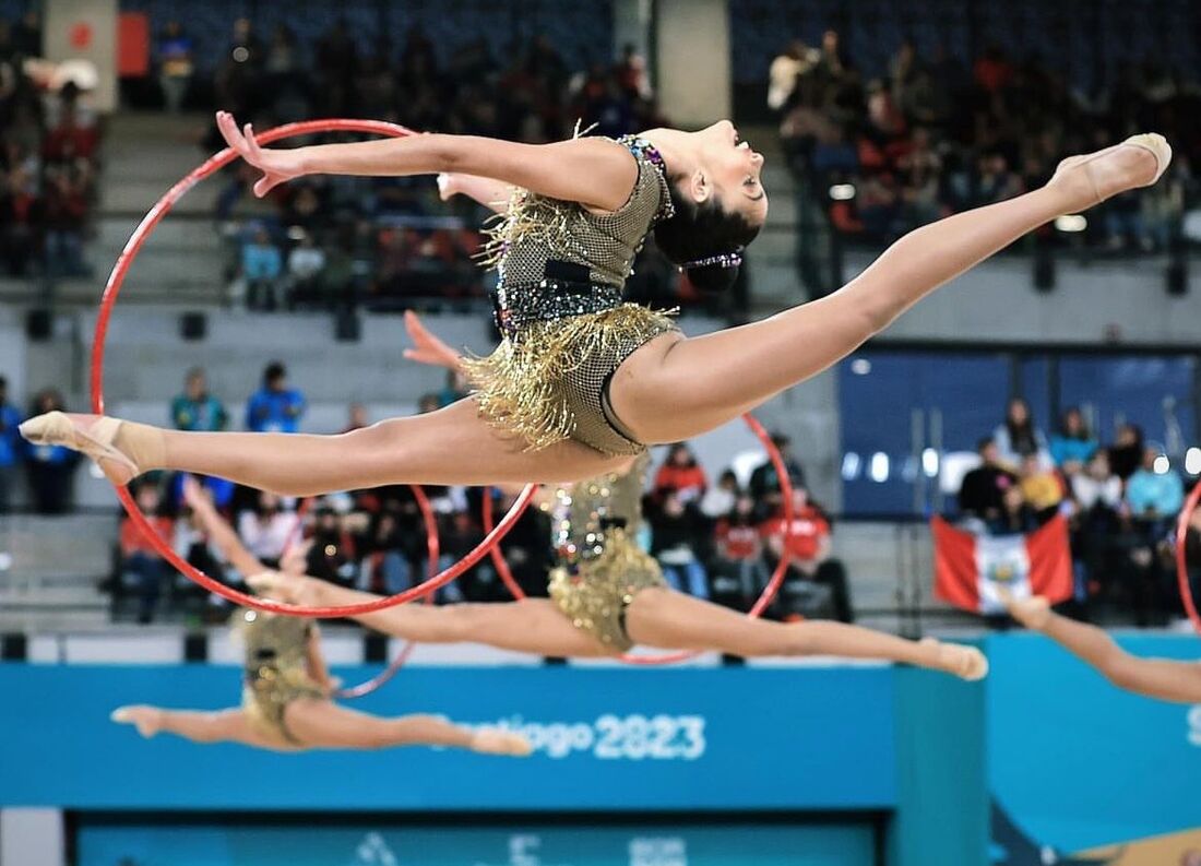 Victória Borges durante apresentação da ginástica rítmica