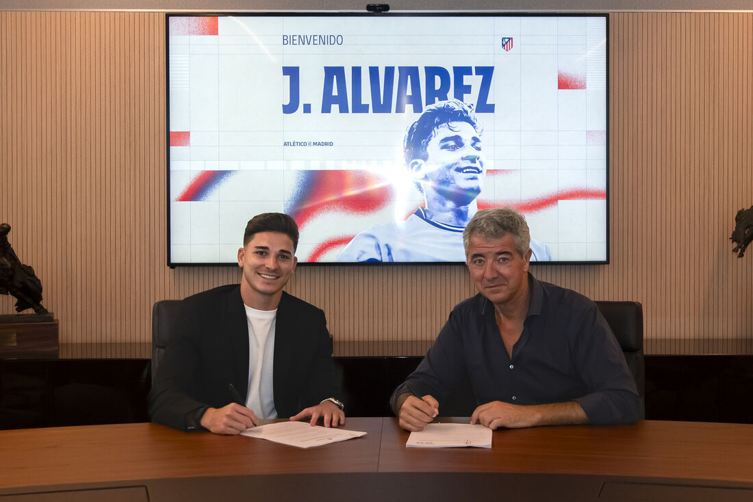 Julián Álvarez assina com o Atletico de Madrid