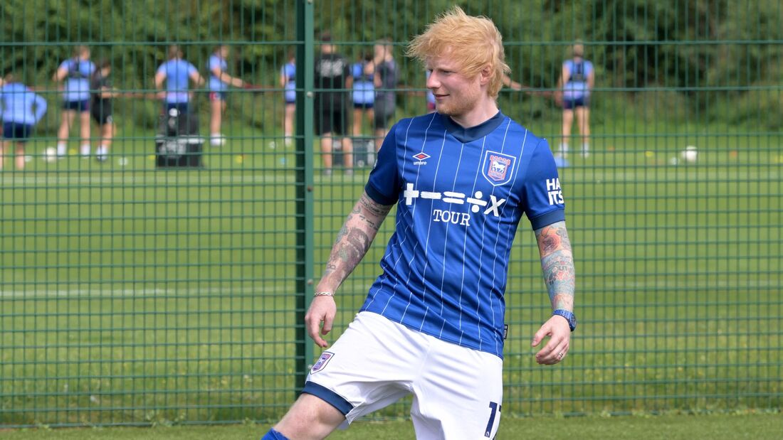 Ed Sheeran com a camisa do Ipswich