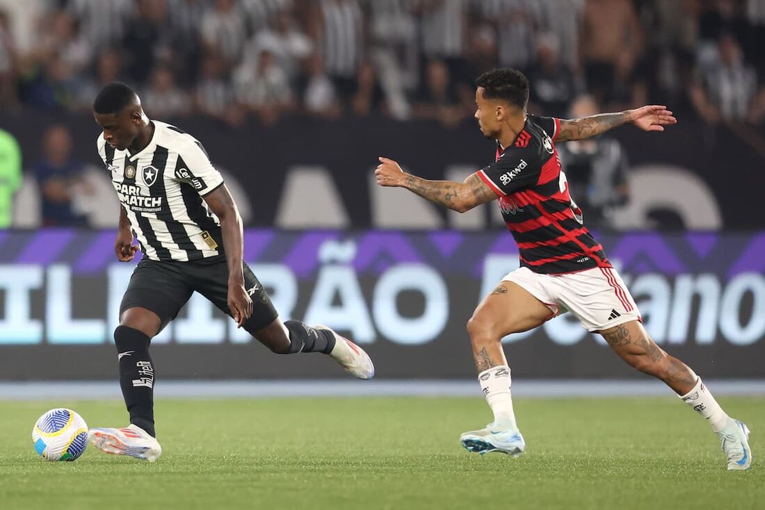 Botafogo atropela Flamengo e reassume a liderança do Brasileirão 