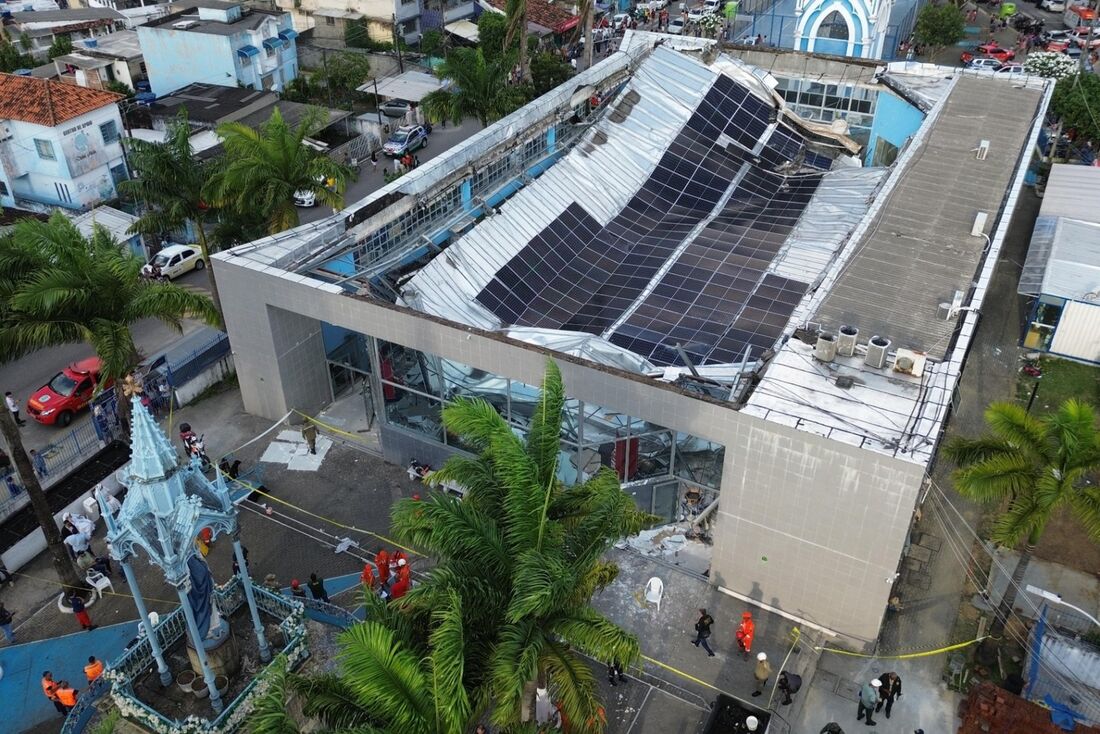 Estrutura do teto da igreja foi inteira ao chão