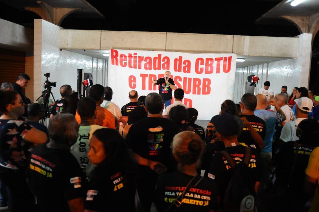 Participam da reunião representantes do Sindicato dos Metroviários de Pernambuco (Sindmetro-PE)