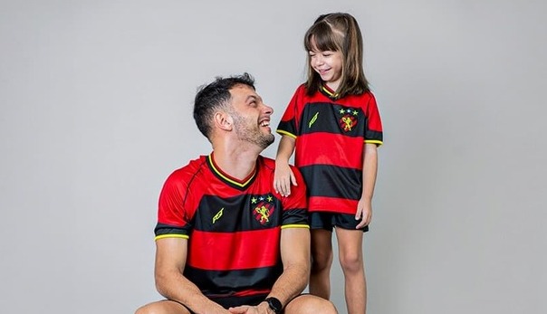 Rafael Thyere, zagueiro do Sport, e sua filha com a nova camisa lançada para o Dia dos Pais 