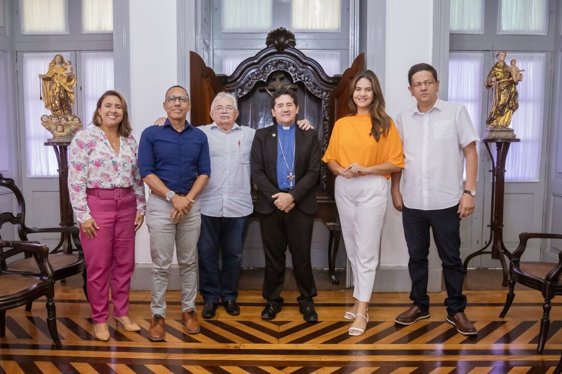 Mirella Almeida em agenda com o arcebispo de Olinda e Recife, Dom Paulo Jackson