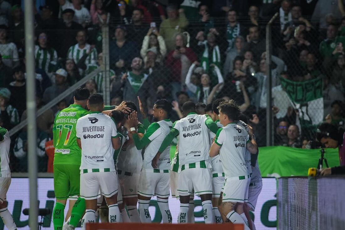 Jogadores do Juventude celebram gol sobre o Corinthians