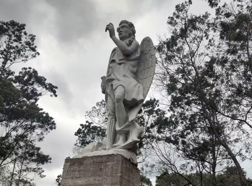 Estátua de Lúcifer erguida em Gravataí pesa uma tonelada e custou R$ 35 mil