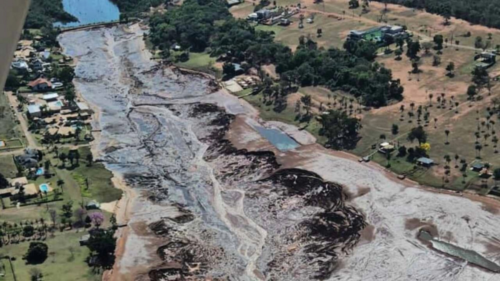 Um trecho do km 500 da BR-163, em Mato Grosso do Sul, desabou nesta quarta-feira, 21, após ser atingido pelo rompimento da barragem de um condomínio