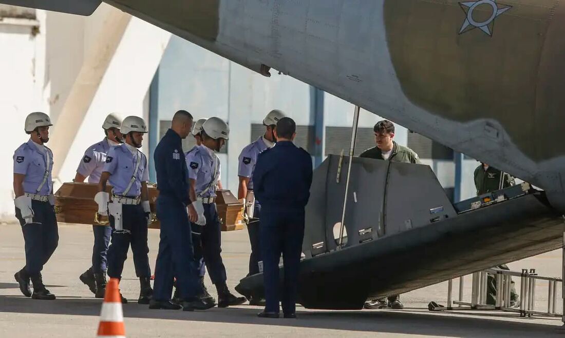 Corpo de vítima do acidente aéreo com avião da Voepass, em Vinhedo (SP)