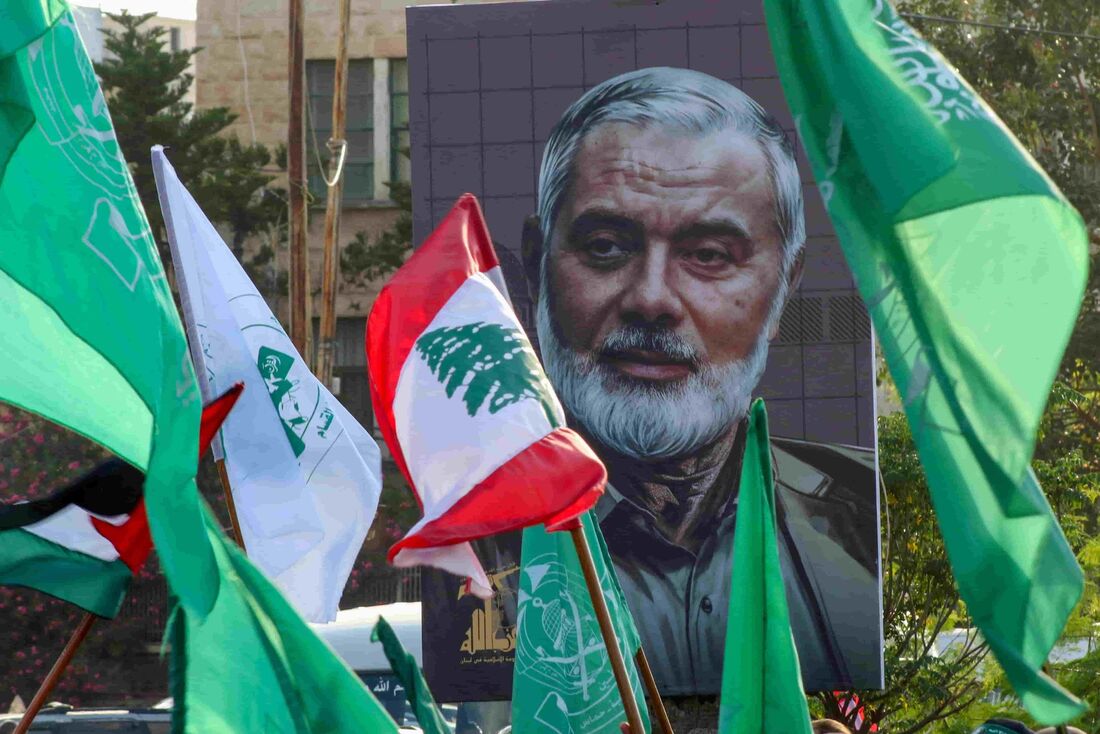 Um retrato do líder assassinado do Hamas, Ismail Haniyeh, exibido durante manifestação